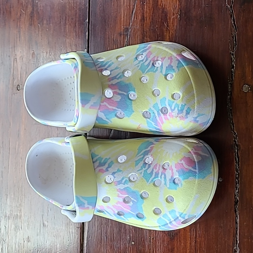 Great condition footwear. Fun tie die pattern